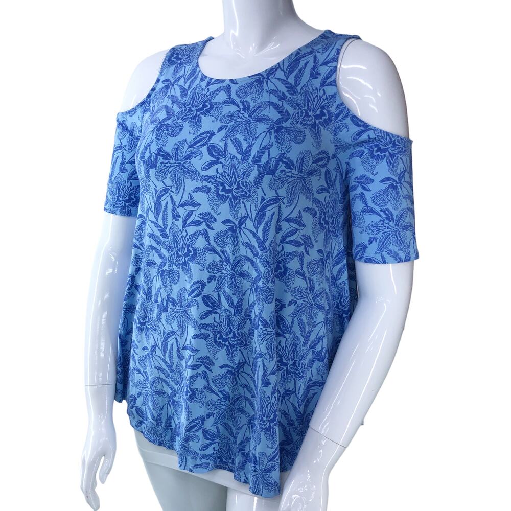 Chicos Womens Size 1 US 8 M Cold Shoulder Tee Shirt Floral Blue Knit BRAND NEW